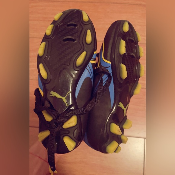 Puma kids size 12 soccer sneakers - Picture 5 of 5